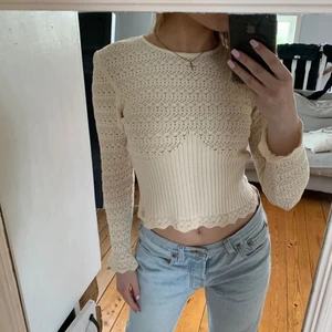 Virkad topp - Säljer denna underbara virkade topp från Zara! Sjukt snygg passform och passar bra till fest eller till vardags💕 skick 9/10 då den är använd men inget som syns på tröjan!! Inget slitage eller liknande ❣️💕 (lånade bilder!!!)