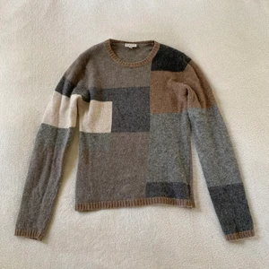 Stickad tröja - Stickad tröja i unikt mönster från East! Stl M men mer som en XS, består delvis av ull tror jag 🤎