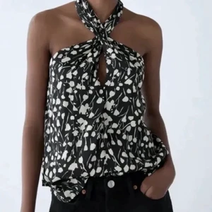 Zara topp - Säljer denna Zara topp, inte alls mycket använd utan i nyskick! Storlek xs men passar mig som brukar ha mellan (xs-m).