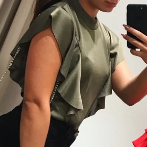 Top  - Tröja i militärgrön färg med volanger!✨ knappt använd! 