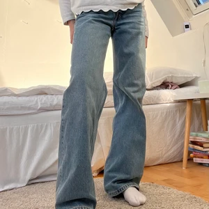 Blå jeans  - Säljer dessa blå jeansen! 💞❤️‍🔥💓 Inga defekter, bara att fråga om det är något du undrar 💞 (De ser lite ljusare ut på andra bilden än vad de är i verkligheten) 