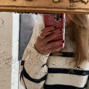 Tröja - Säljer min jättefina randiga tröja från Bikbok. Använd några gånger men inga stora tecken på användning. Nypris: 499kr, storlek Xs men stor i storleken så passar en small också!