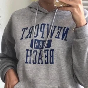 Grå hoodie - Säljer denna superfina hoodie då den inte kommer till användning! Använd ca 3 ggr. Första bilden är lånad och andra är på min hoodie. Tror de är strl M men sitter typ som en S ❤️‍🔥