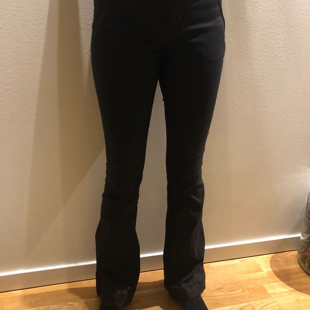 Lågmidjade svarta coola bootcut byxor 👖 stl S i märket Dondup, Made in Italy 🇮🇹 . Jeans & Byxor.