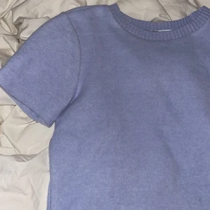 Stickad topp - Lila stickad T-shirt ifrån zara i storlek S. Aldrig använd med prislapp på! 