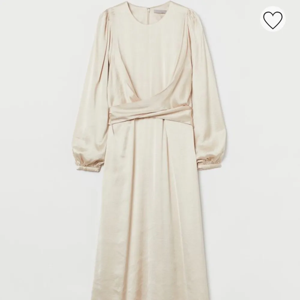 Söker denna beige klänning från H&M och skulle bli såå glad om jag kunde få tag i den! Hör av dig om du är intresserad av att sälja! Jag har storlek S eller XS. . Klänningar.