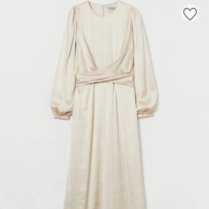 Söker denna beige klänning från H&M och skulle bli såå glad om jag kunde få tag i den! Hör av dig om du är intresserad av att sälja! Jag har storlek S eller XS. 
