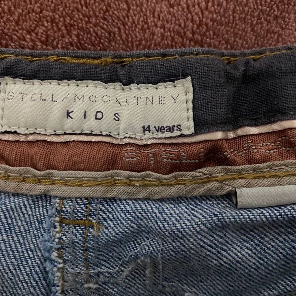 Såå fina shorts för sommaren från Stella McCartney 💕💕 storlek 14 år och passar en xs/s👌Säljer då de tyvärr är för små för mig, Kom gärna med prisförslag!! . Shorts.
