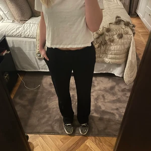 Svarta kostymbyxor - Säljer mina svarta kostymbyxor ifrån Mango i storlek 38🖤 Jag är 1.75 cm lång! 