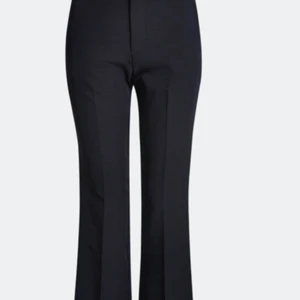 Kostymbyxor bikbok - Säljer mina kostymbyxor från bikbok eftersom dom är lite för stora för mig annars är dom i jättebrakvalite och slutsålda överallt