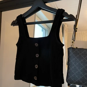 Ribbat linne med knappar - Fint ribbat linne med knappar som detalj i fram🖤 Aldrig använd!!