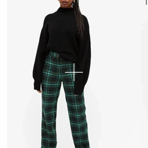 populära monki byxor - säljer dessa på bilden fast i en färg från några år sedan!:) de brukade vara mina favorit byxor så tecken på användning finns men det är inget som syns ordentligt! säljer för att de har blivit för små! tar emot byten! möts gärna upp i gbg annars betalar köparen frakten <3 sista bilden är den verkliga färgen 