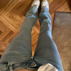 Zara bootcut jeans  - Säljer ett par blåa bootcut jeans från Zara i storlek 38🤍 Knappt använda med inga skador eller fläckar.  