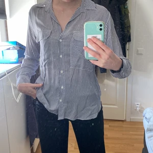 Randig ZARA skjorta  - Jag säljer nu min randiga skjorta från ZARA som aldrig kommit till andvändning, då den inte riktigt är min stil. Den har bara provats och prislappen sitter fortfarande på. 