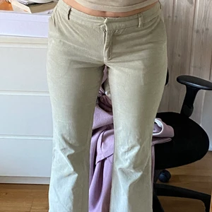 Lågmidjade Manchester kostymbyxor - Supersuperfina Manchesterbyxor som jag tyvärr inte passade (lyckades precis stänga knappen på bilderna men sitter alldeles för tajt på mig). Som man ser på andra bilden är de också för korta för mig. Jag är 181 så skulle gissa att dem blir perfekt längd på Ngn som är runt 170 cm lång!!  Lågmidjade men inte för mycket. Går fortfarande att sitta bekvämt i dem! Färgen är typ beige med lite grön ton i, perfekt för våren :) det står storlek 40 på dem men skulle säga att de passar bättre på 38
