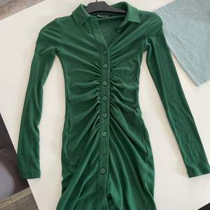 Super fin, grön, ribbad skjortklänning. Aldrig använt då den är för kort för mig. Köpare står för frakt :P