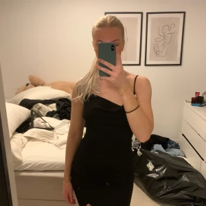Svart klänning från bikbok - Svart klänning med slits, storlek S, jag är 174cm 
