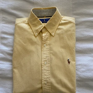 Ralph Lauren herrskjorta  - Skjortan är i storlek S slim fit och i utmärkt skick.