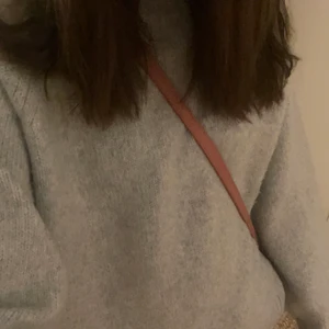 Stickad tröja - En helt oandvänd stickad tröja från zara barn i storlek 11-12 men passar folk som har XS-S Ljusblå😍👑💞