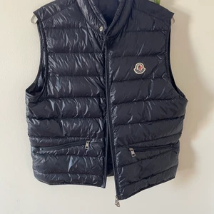 Moncler väst  - Moncler gui väst, extremt bra skick, och inga tecken på att den är använd 