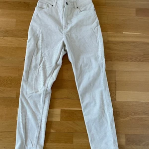 Manchester byxor Monki - Säljer mina fina Manchester byxor från Monki i storlek 38. Köparen står för frakt. 