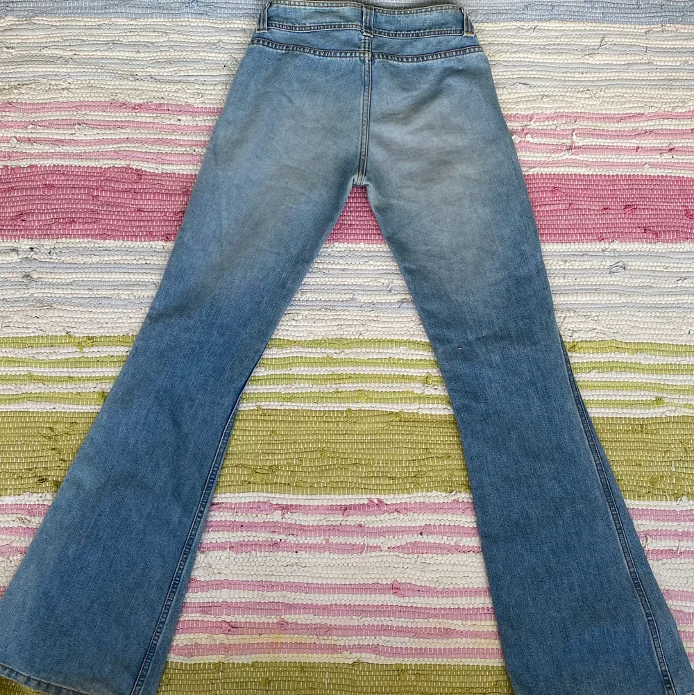 Sviiiiinsnygga lågmidjade jeans köpta secondhand men är tyvärr för små för mig. 🥲  midjemått 75 cm och innerben 82. Står 36 men de är mindre i storleken!. Jeans & Byxor.