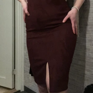 Cocktail klänning  - Så fin klänning från mango! Slits fram och en fin uringning. Materialet är lite tjockare, nästan som mocka fast mycket mer följsam och stretchig. Färgen är lite svår att fånga men riktigt fin, mörk plommon färg. Passar inte min stil tyvärr då jag tycker den är så fin. Helt oanvänd