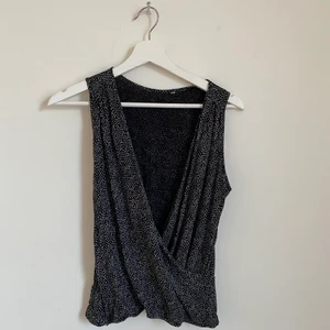 mönstrad topp - Säljer denna svart/vit mönstrade toppen som korsar sig vilket ger den en väldigt fin passform! Kan skicka fler bilder om önskat! Möts upp i göteborg annars står du för frakten! Skriv vid intresse eller frågor😽😽🙌🙌💕💕💓💓