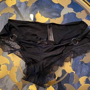 Svarta trosor från Victoria Secret i stl M små i storleken Nypris 150kr , säljes för 40kr