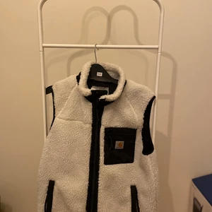 Väst - säljer nu min carhatt väst då den inte kommer till användning. Den är jätteskön och varm och man kan ha den på sommaren, vår och höst. Den är i storlek xs och är inköpt för 1500 kr och säljer för 550 kr. Den är i skick 9/10  eftersom den inte är använd. Storlek xs hör av er för mer info!