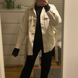 Manchesterjacka från Zara 💗💞💓 - Cremevit manchesterjacka från Zara som är superfin men kommer inte till användning hos mig🤍 storlek S