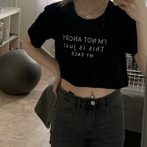 Tröja med text  - Svart tröja med text säljer då den inte har kommit till användning och den har inga skador eller fläckar 