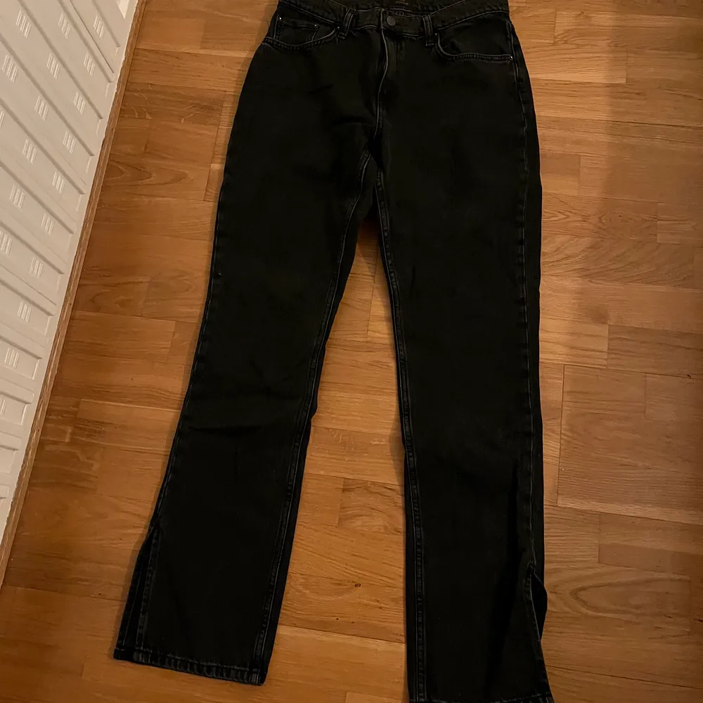 Helt nya jeans med slits ifrån Nelly , nypris 500. Jeans & Byxor.