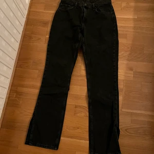 Jeans - Helt nya jeans med slits ifrån Nelly , nypris 500