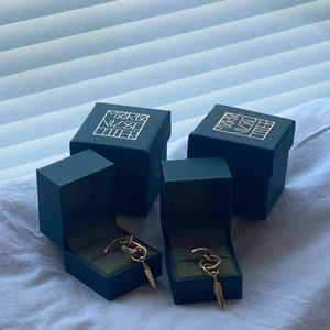 Maria Nilsdotter Chaos Queen Örhängen - ÄR ÖPPEN FÖR BUD! Maria nilsdotter örhängen i guldplätterat silver, har kvar alla boxar som följer med! Modellen heter ”Chaos Queen Earrings”. Använda vid två tillfällen 💗 Kan sälja både styckvis eller i par! (säljer för 2000kr/styck). Frakten ingår i priset 🥰