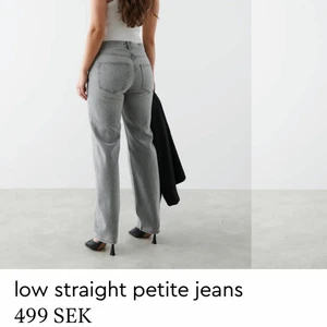 Lågmidjade jeans - Säljer dessa jeans då de var lite stora på mig och inte kan skickas tillbaka! Helt oanvända, prislapp kvar. Storlek 34! Passar runt 1,60