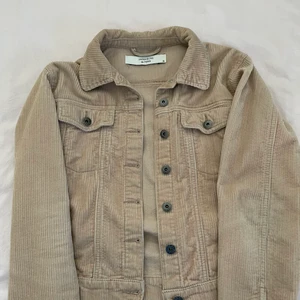 Fin vårjacka från Nelly  - Vårjacka från Nelly som är normal till storlek och fint skick