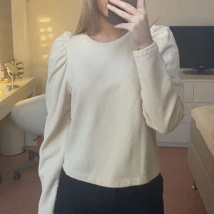 Beige tröja - Beige tröja med puffärm från Zara i storlek S. Väldigt fint skick. Köparen står för frakt :)