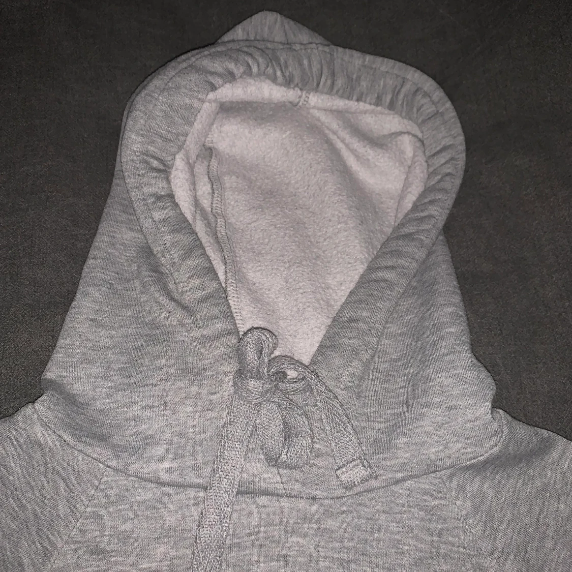 Grå Hoodie med ett tryck på - 91