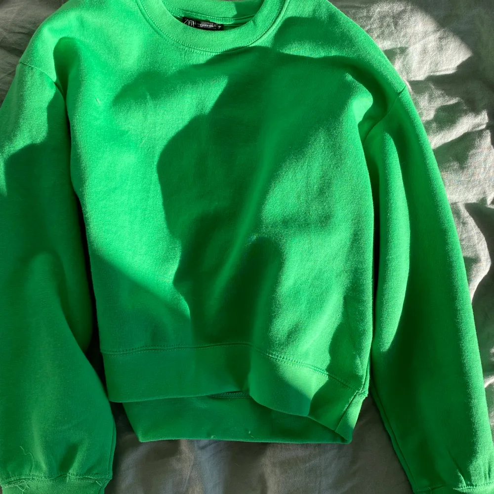 Jättefin grön sweatshirt från zara, knappt använd så den är så gott som i nyskick. (Första och andra bilderna är lånade) Frakten är inte inräknat i priset!🌟🌟🌟. Tröjor & Koftor.
