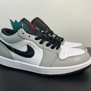 Jordan 1 - Säljer mina Jordan 1 low. Använt 3-4 gånger och kommer med crease skydd också!
