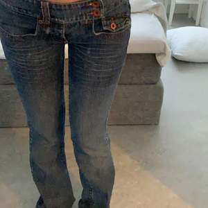 Ett par skitsnygga unika low waist jeans i bootcut, tyvärr för tajta för mig.