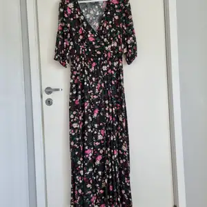 Super lovely brand new midi dress. I adore it I have never used it but I have always waited for that perfect moment!