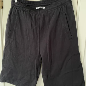 Acne Studios Shorts Oversized - Hej! Säljer här min jättefina oversized shorts från Acne Studios! Som ni ser är skicket som nytt då den knappt är använd. Storleken är angiven som S men passar de som har runt W30-W32 på jeans! Absolut perfekta till sommaren då de är luftiga och sköna. Passar såklart tjejer också. Kolla min profil! Rensar massa Acne nu!! Hörs om det är nån fråga 🌻 