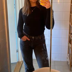 Säljer mina fina mörkgrå jeans från Zara! Är 170 lång och jeansen är perfekt längd 💕💕 Priset är inkl frakt.