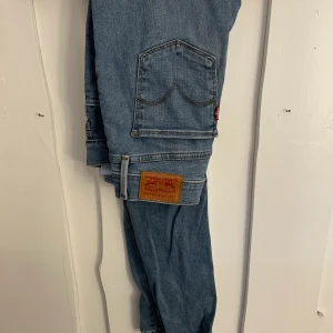 Levis tajta jeans  - Aldrig använda. Storlek 25/31 