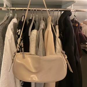 Beige väska - En så fin och användbar väska som man kan ha till allt!! I väldigt fint skick❤️