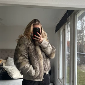 Jacka - Denna jackan från Goldbergh i storlek M. Köpt får några år sen men använd ca 5 gånger så väldigt bra skick. Vändbar så man antingen har pälsen utåt eller den beiga sidan utåt.