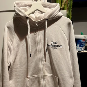 Peak performance hoddie  - Säljer en peak performance hoddie storlek L 