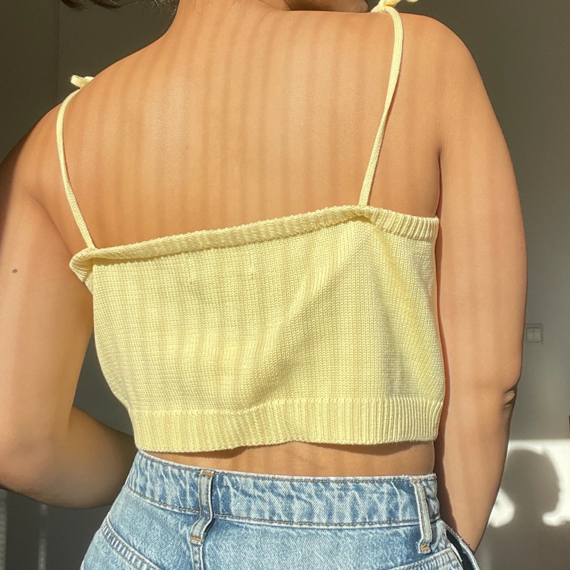 Gul stickat topp - 90